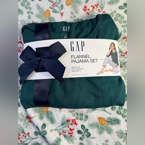 Gap Women’s 2-Piece Flannel Pajama Set Large Green NWT